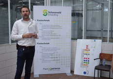 Simon de Boer is van de techniek en voor wat betreft het geheel aan licht, warmte en water kan hij een eenvoudige introductie van 5 minuten houden, maar er met vermoedelijk evenveel gemak ook een gedetailleerd verhaal van 5 uur aan ophangen. Achter hem zijn een aantal watertanks te zien en op de kaart rechts op de grond is een schematisch overzicht van alle tanks getekend. Een van bijzonderheden is dat op alle afdelingen verschillende 'recepten' zijn toe te dienen, en dat de drain dan ook weer via een specifiek voor dat ene receptuur bedoelde leiding terugkomt.